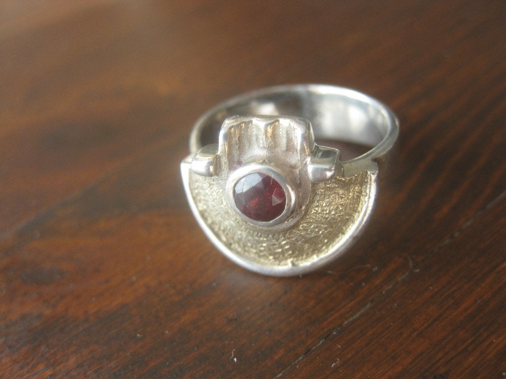 Mooie zilveren ring met granaat, maat 17,5. Nieuw, Nieuw, Ophalen of Verzenden, 17 tot 18, Met edelsteen