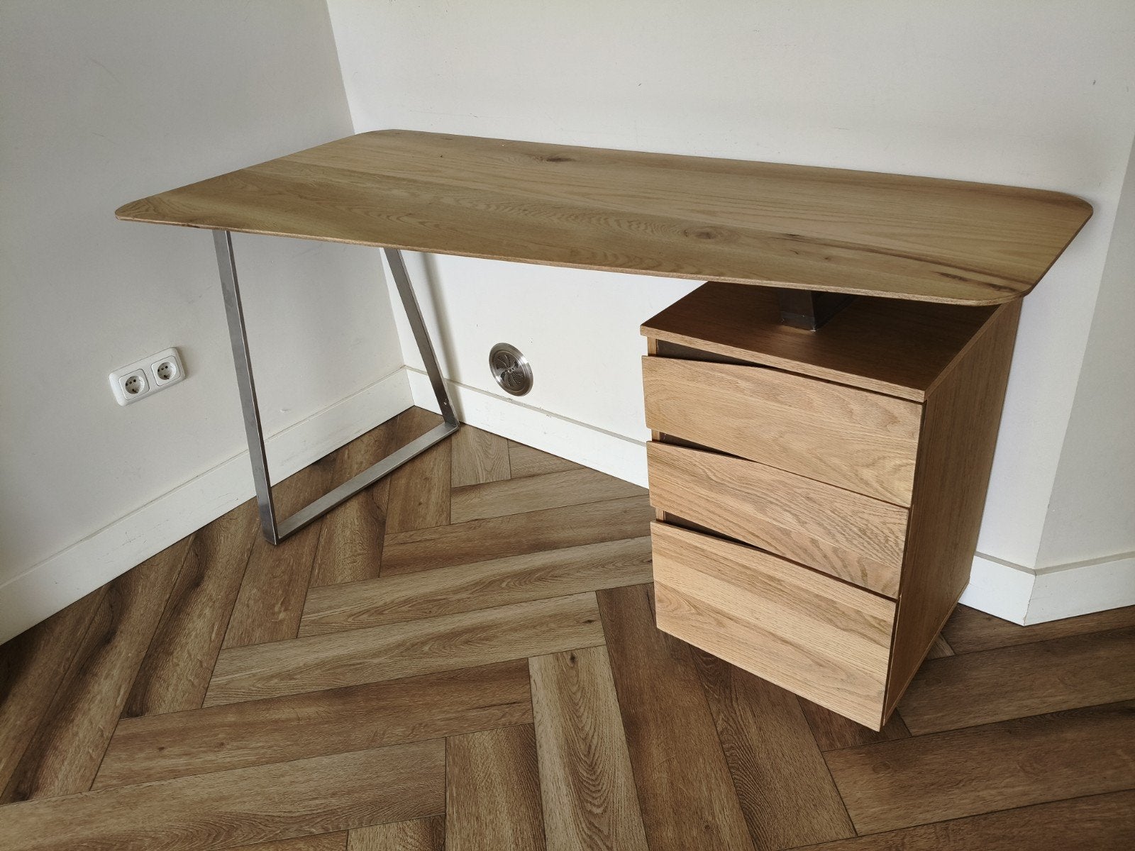 Modern eikenhouten bureau met lades en metalen onderstel, Ophalen, Met lades, Hout, Bruin
