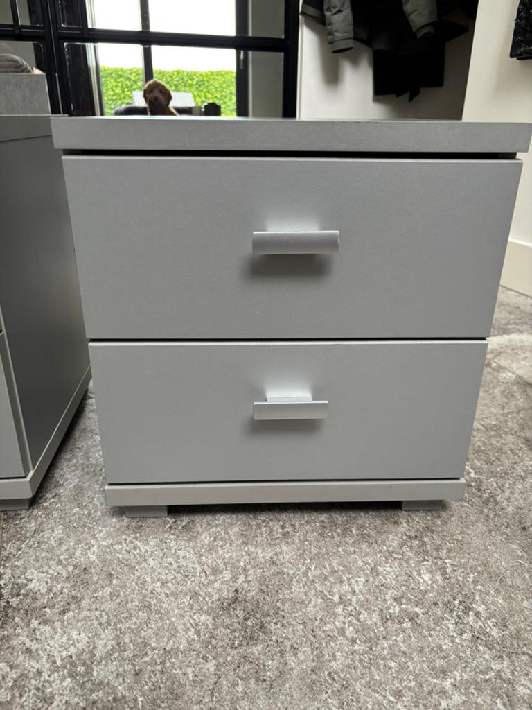 Set van 2 grijze nachtkastjes met 2 lades, Ophalen, Minder dan 45 cm, Zo goed als nieuw, Minder dan 55 cm