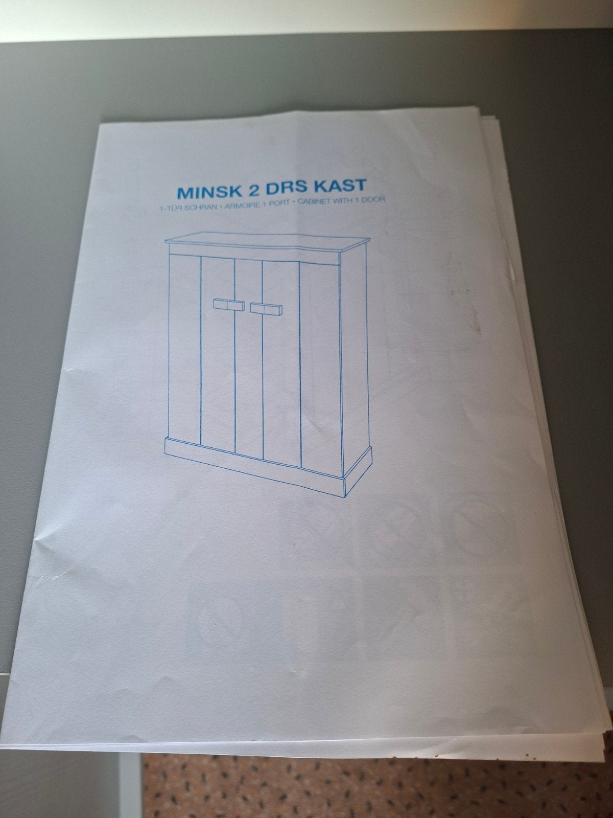 Minsk 2-deurs kast - Grijs - Zo goed als nieuw, Ophalen, 100 tot 150 cm, 100 tot 150 cm, Modern