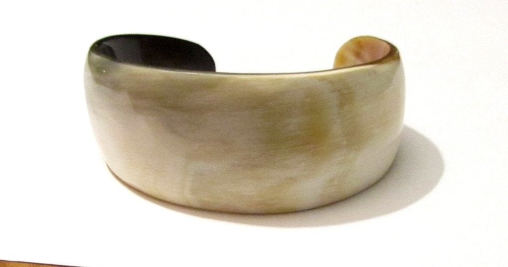 Moderne armband van beige met zwart gepolished hoorn, Ophalen, Zo goed als nieuw, Overige kleuren