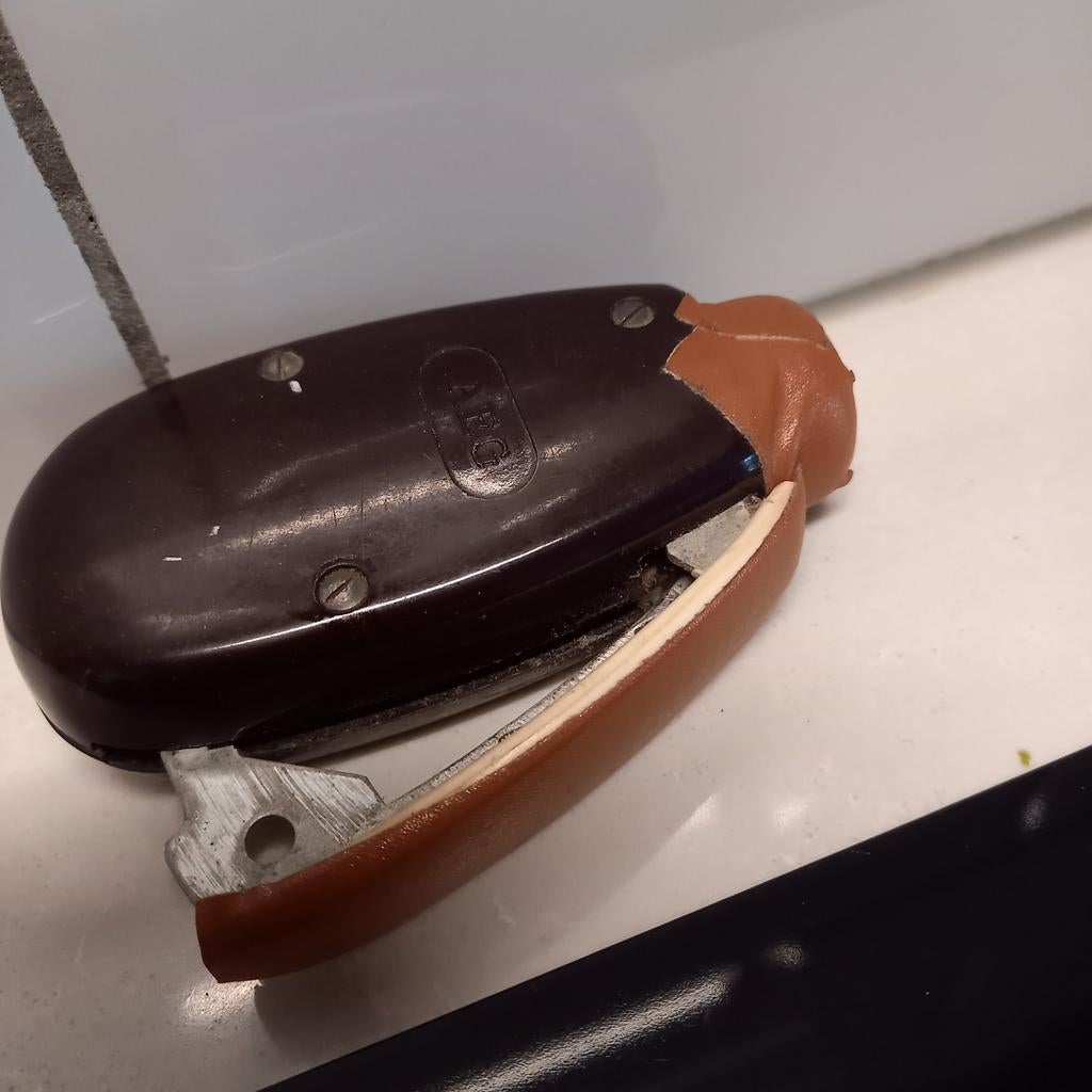 Bakelieten AEG handdynamobrander (knijpkat), Ophalen of Verzenden, Eén persoon, Kajak