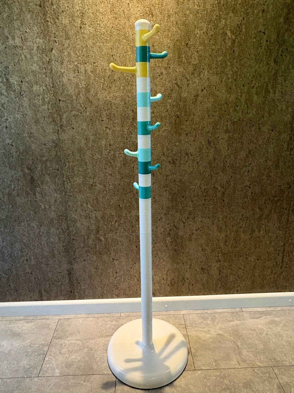 Kleurrijke staande kapstok voor kinderkamer of hal, Huis en Inrichting, Woonaccessoires | Kapstokken, Ophalen, Gebruikt, Metaal