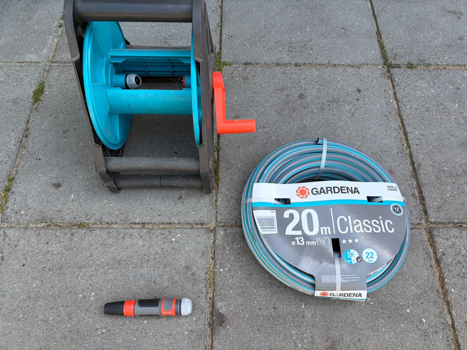 Gardena slangenhouder, 20 meter slang en tuinspuit, Tuin en Terras, Tuinslangen, Ophalen, Gebruikt, Tuinslanghaspel