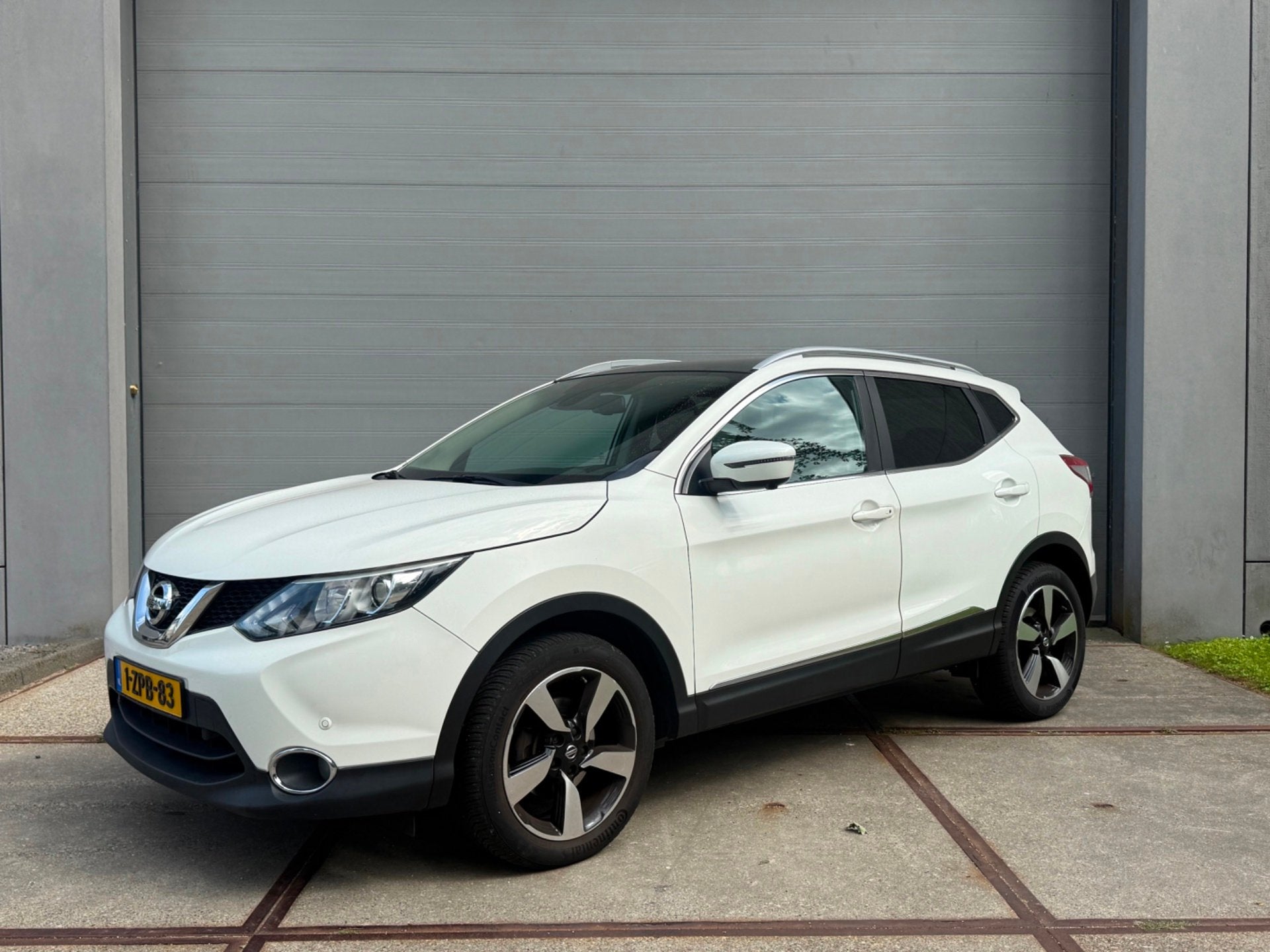 Nissan Qashqai 1.2 Connect Edition (PANORAMADAK, 360VIEW, NA, Voorwielaandrijving, Euro 5, Stof, Gebruikt