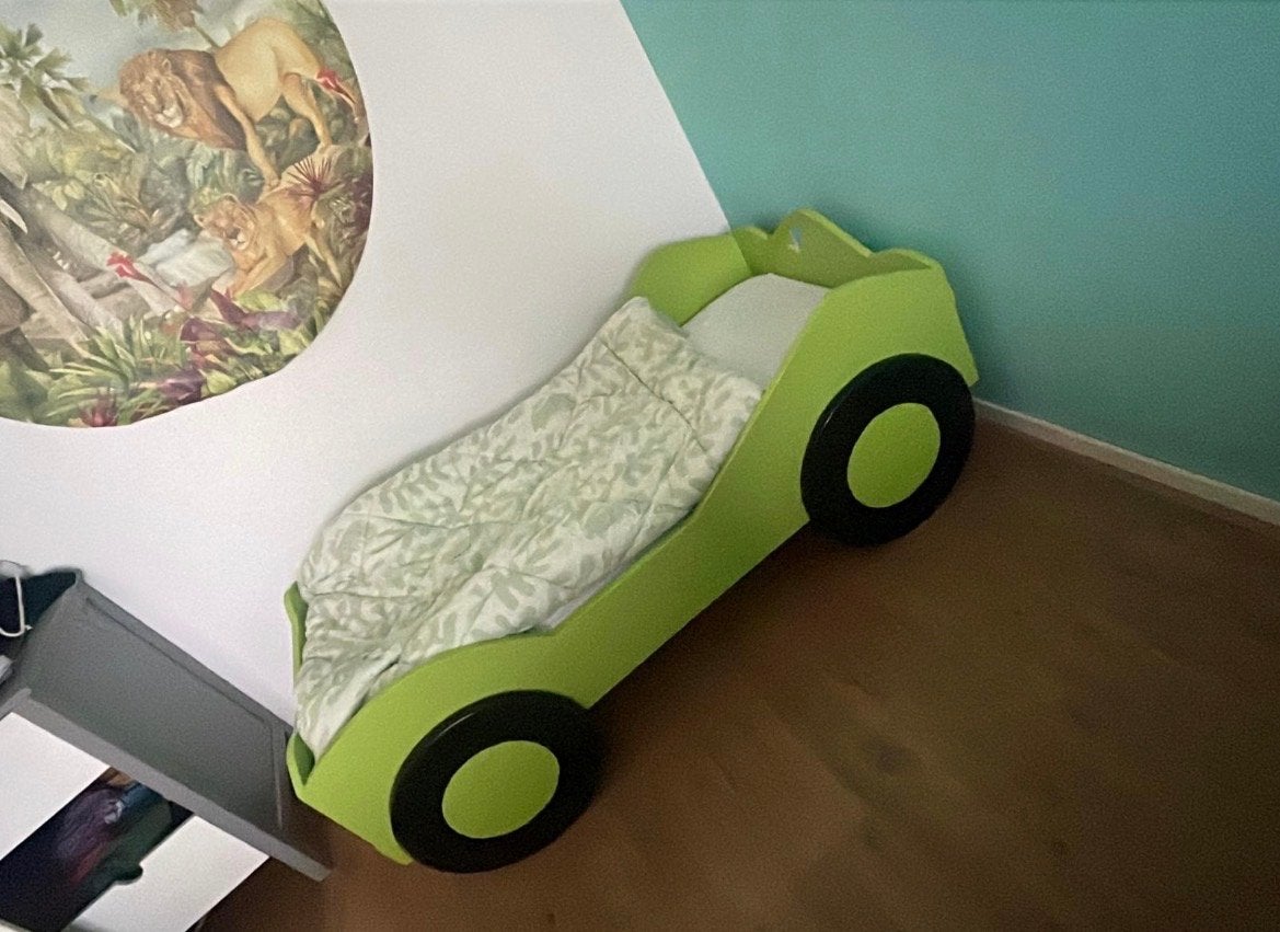 Groen peuterbedje in de vorm van een auto, icl matras, Ophalen, Gebruikt, Minder dan 140 cm, 70 tot 85 cm