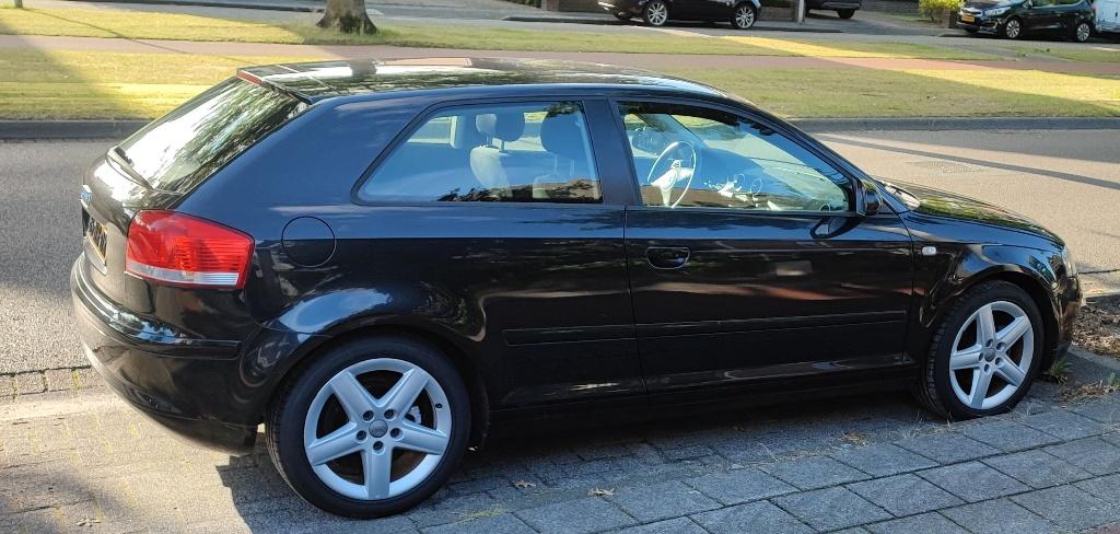 Audi A3 1.9 TDI 77KW 3D 2004 Zwart, Auto's, Audi, Voorwielaandrijving, Stof, 4 cilinders, Zwart
