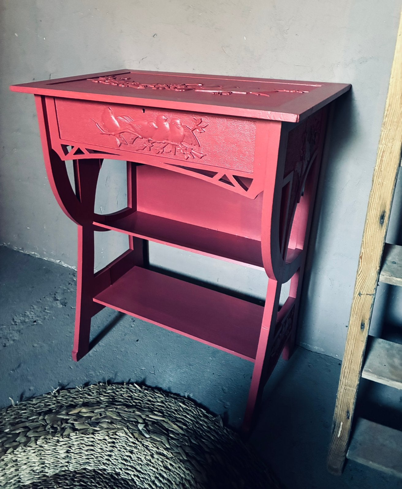 Uniek wandtafeltje met houtsnijwerk, Huis en Inrichting, Tafels | Sidetables, Ophalen, Zo goed als nieuw, 25 tot 50 cm, Rechthoekig