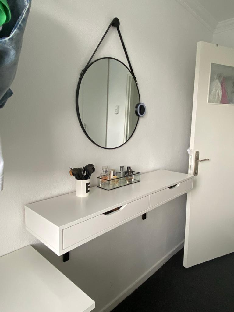 Ronde spiegel met zwarte rand en leren band, Huis en Inrichting, Woonaccessoires | Spiegels, Ophalen, Rond, Zo goed als nieuw