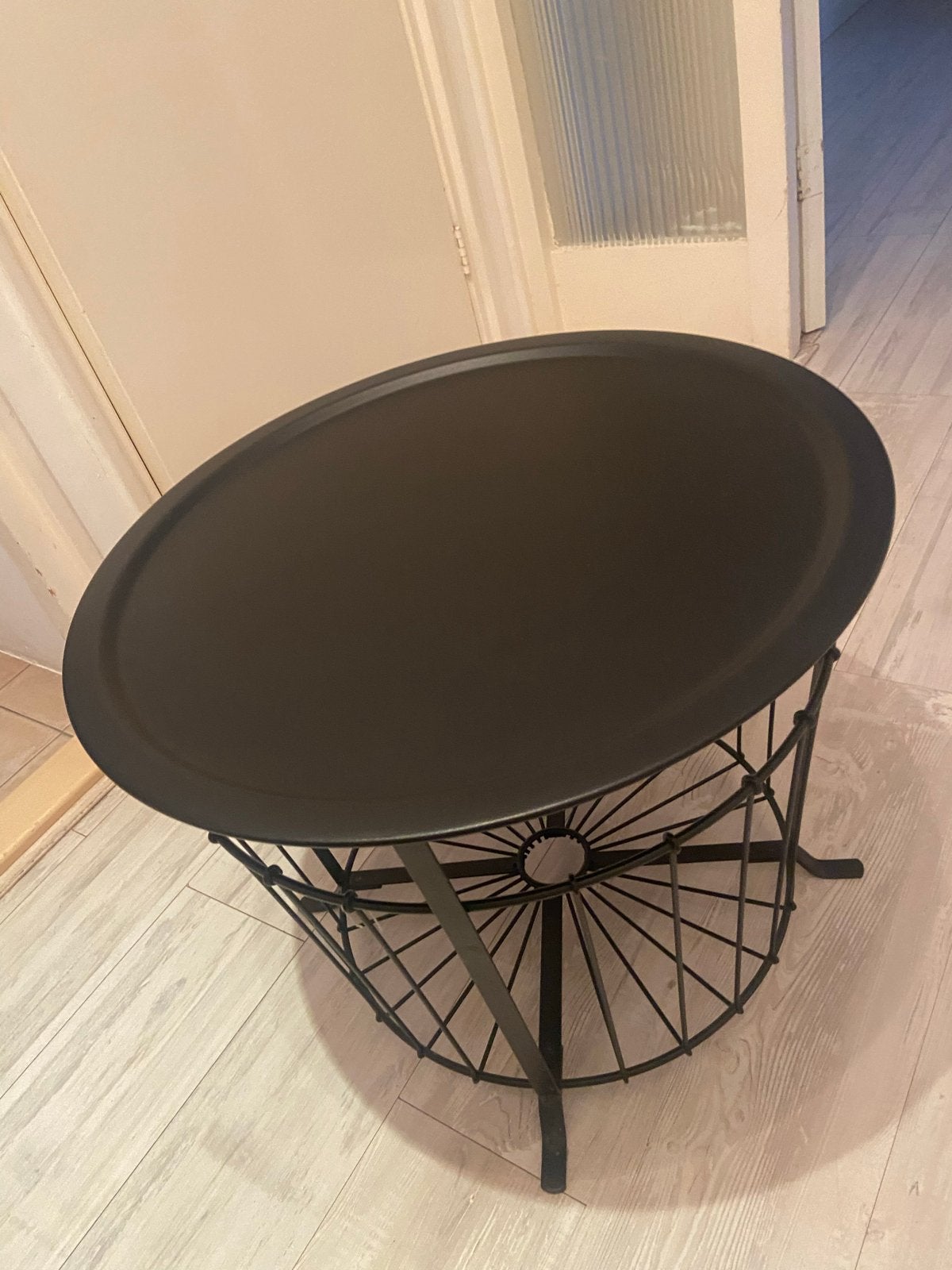 Zwarte metalen IKEA Gualov opbergtafel, Gebruikt, Metaal of Aluminium, Rond, 55 tot 75 cm