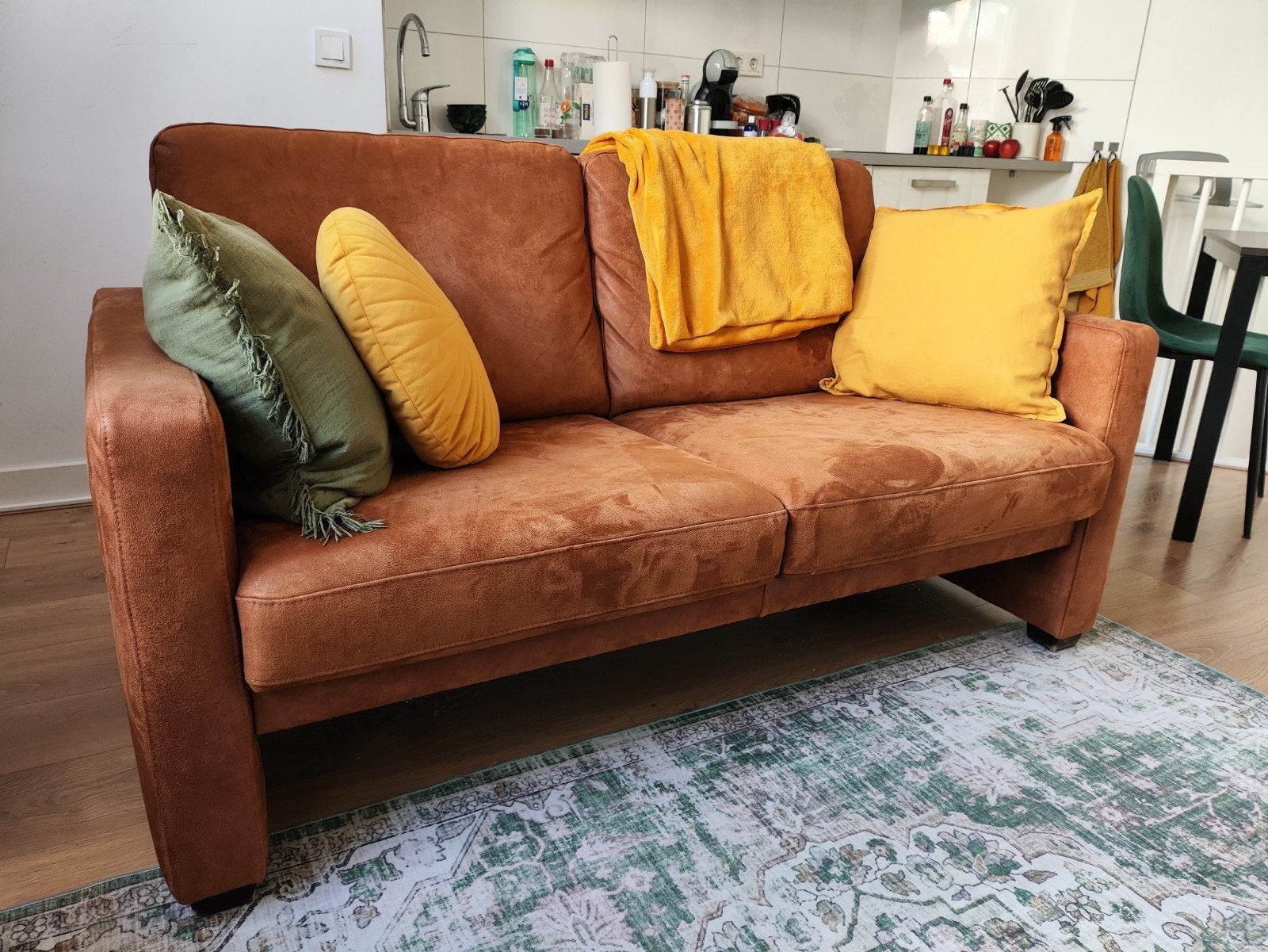 Comfortabele 2-zitsbank in suede cognac kleur met hoofdsteun, Ophalen, Gebruikt, 150 tot 200 cm, Tweepersoons