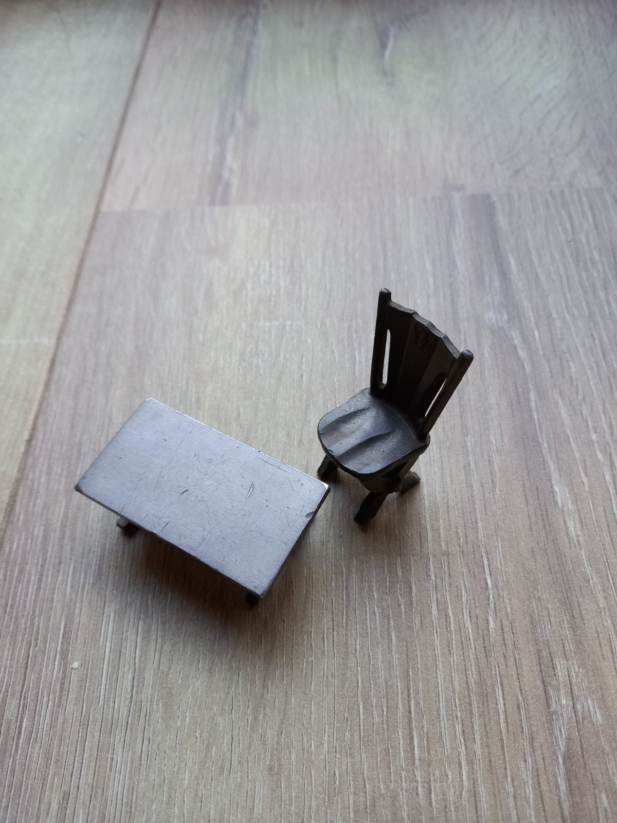 Stoeltje met tafeltje van tin, Verzamelen, Ophalen, Poppenhuis