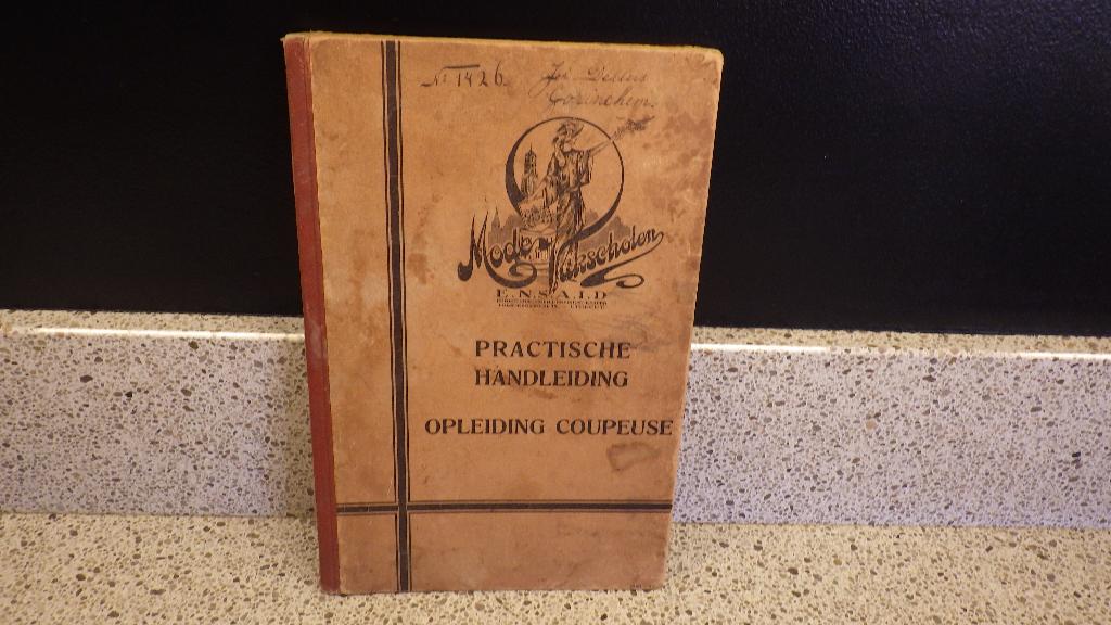 retro boek praktisch handleiding opleiding voor coupeuse, Ophalen of Verzenden, Overige typen