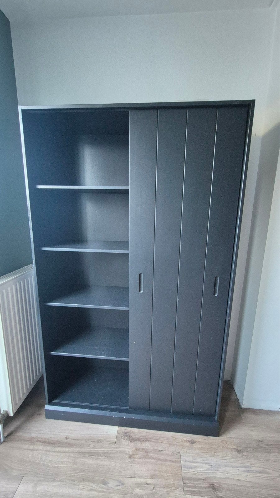 Hoge kast met schuifdeuren en planken van WOOOD, Ophalen, Gebruikt