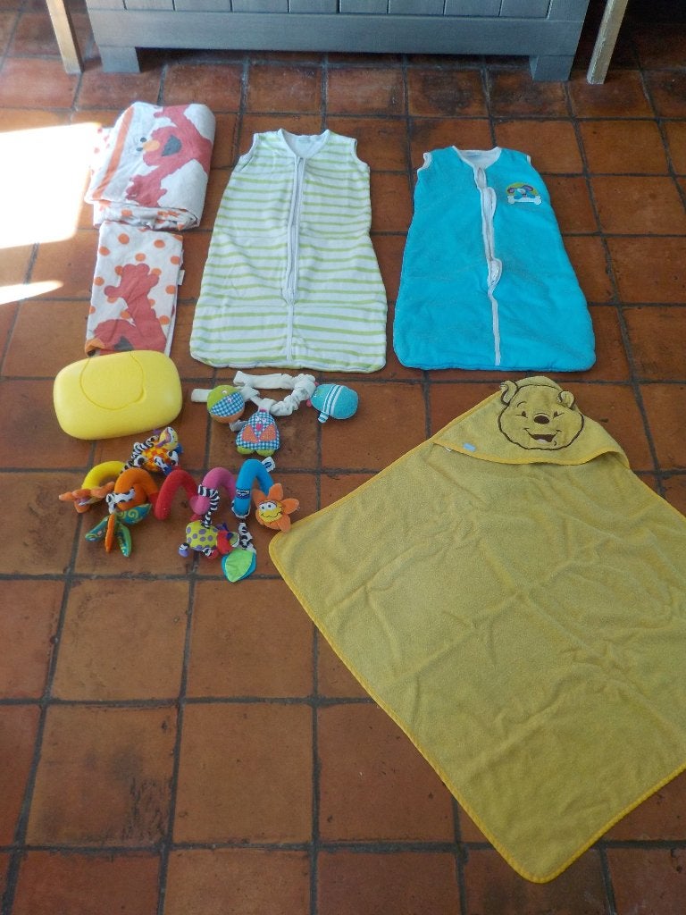 Babyuitzet slaapzakken badcape beddengoed speelgoed doosje, Kinderen en Baby's, Ophalen of Verzenden, Gebruikt