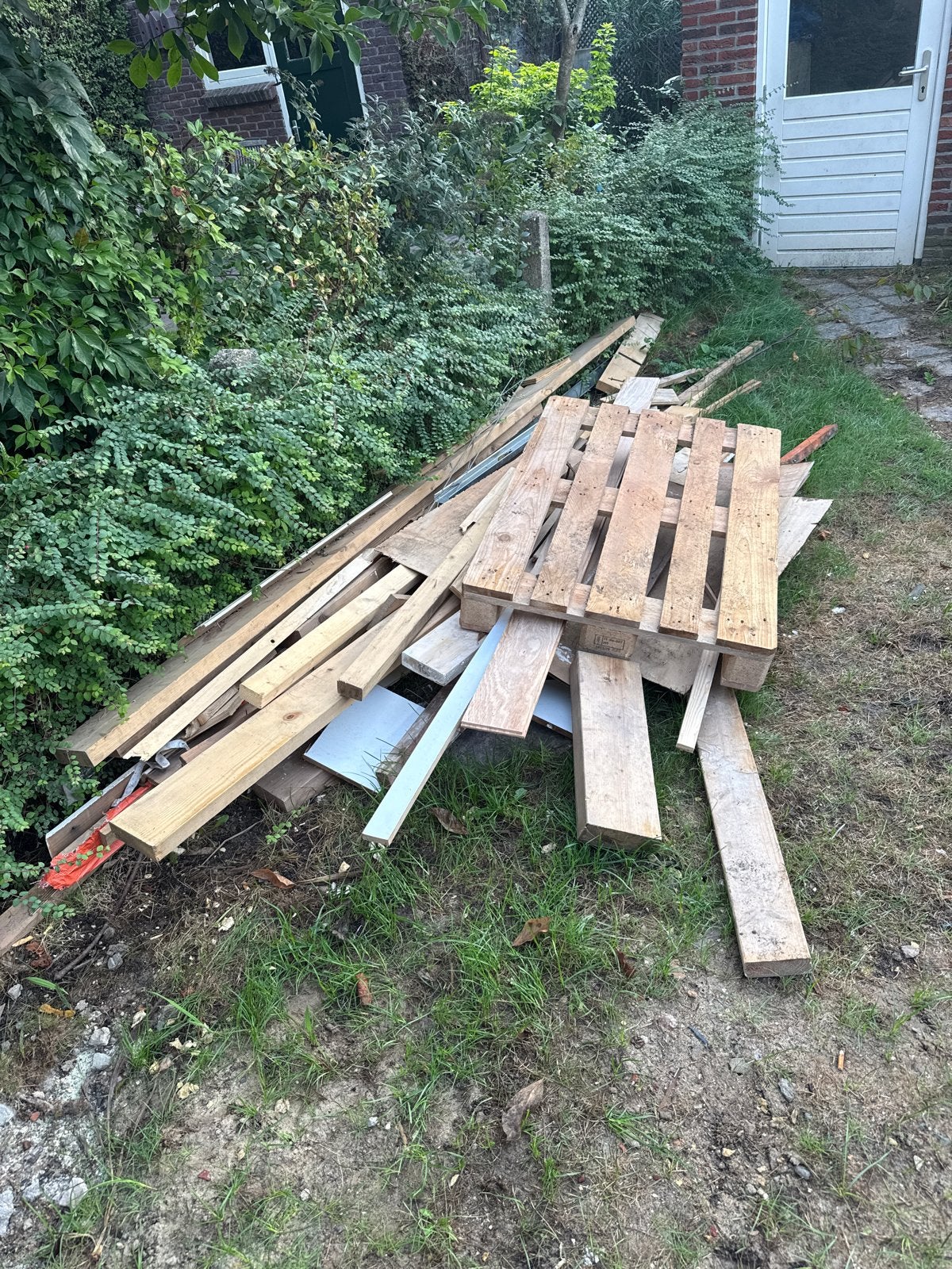 Houtafval en pallets voor afvoer, 3 tot 6 m³