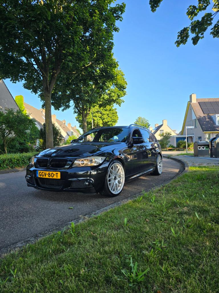 BMW 320i Touring. M Sport, Breedset 19', Auto's, 1995 cc, 4 cilinders, Zwart, Stationwagon