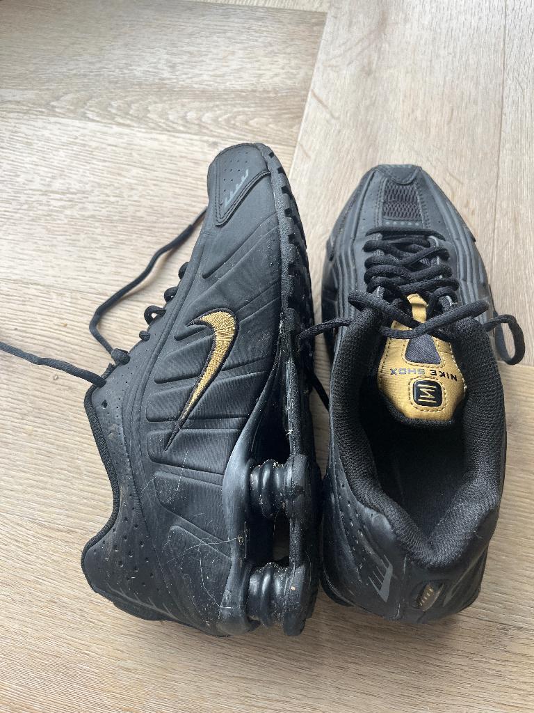 Nike shox schoenen zwart goud maat 39, Zwart, Nike, Ophalen of Verzenden, Zo goed als nieuw