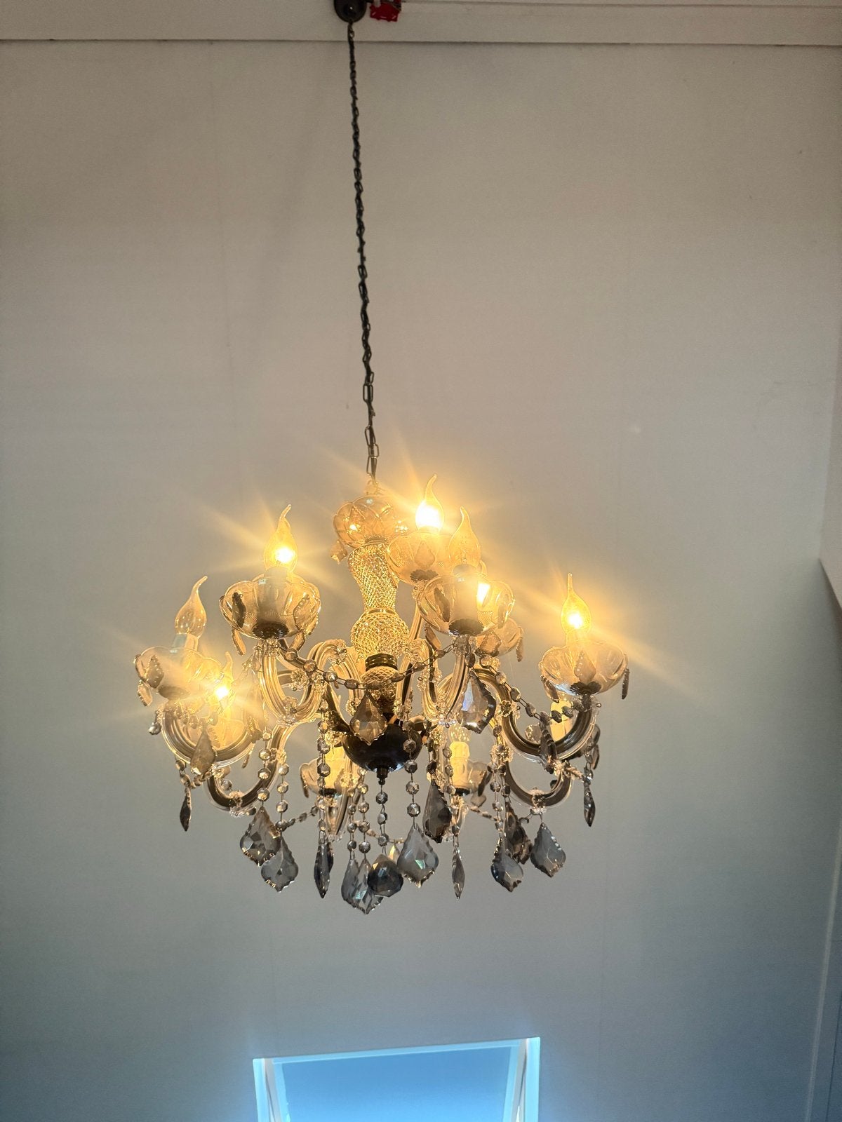 Elegante Kroonluchter met Kristallen en 8 Lichtpunten, Huis en Inrichting, Lampen | Kroonluchters, Zo goed als nieuw, Glas, Ophalen