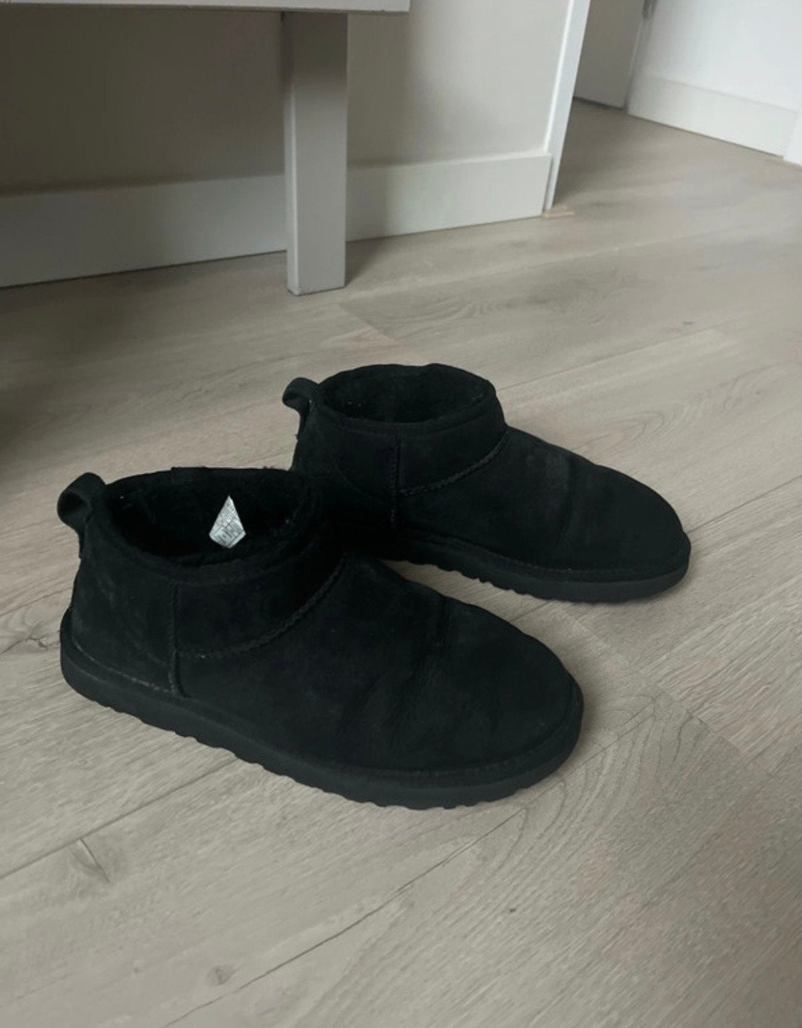 Zwarte UGG Classic Ultra Mini laarzen - Maat 39, Zwart, Lage of Enkellaarzen, Ophalen of Verzenden, Gedragen