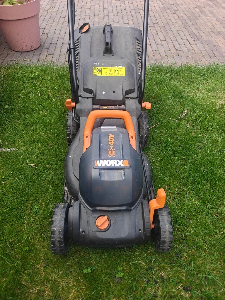Worx 40V Accu-grasmaaier (exclusief accu's), Cirkelmaaier, Zo goed als nieuw, 30 t/m 39 cm, Opvangbak