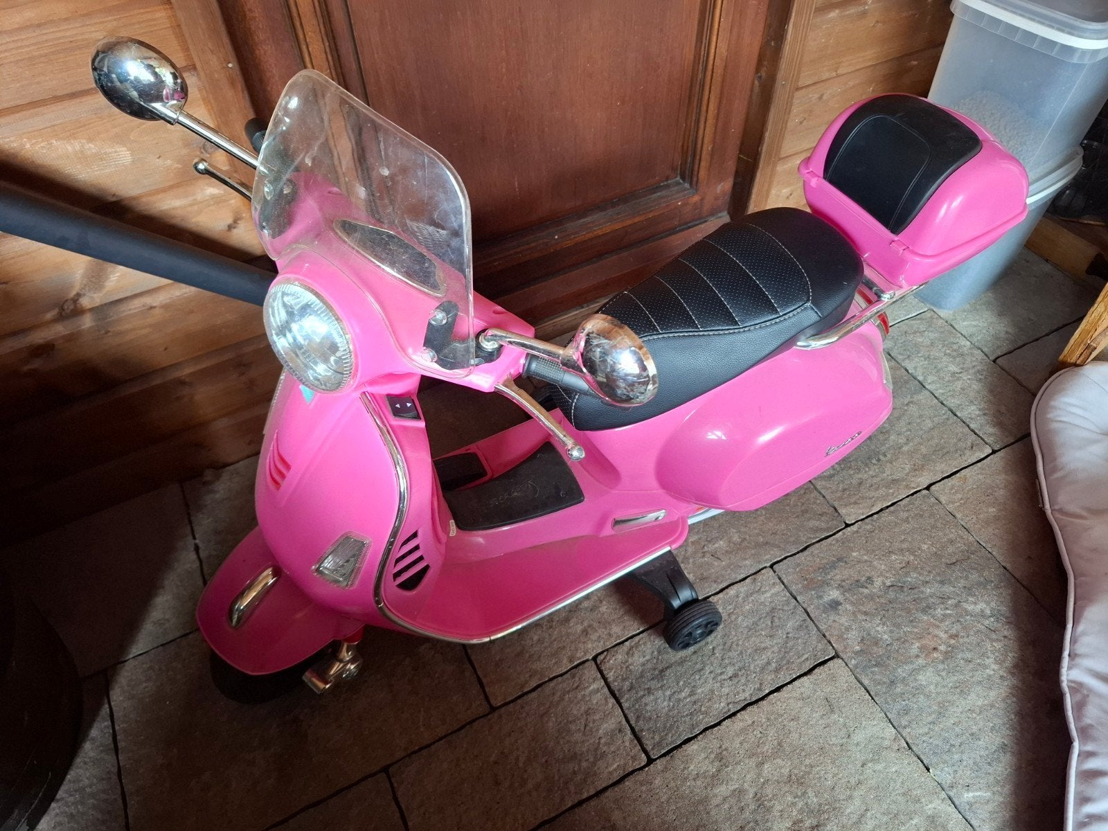 Roze kinder elektrische scooter - Vespa stijl, Kinderen en Baby's, Speelgoed | Speelgoedvoertuigen, Ophalen, Gebruikt