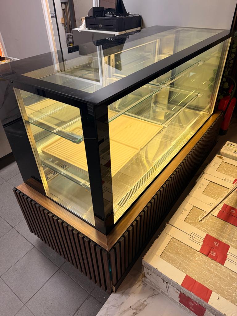 Luxe gekoelde vitrinekast - Ideaal voor bakkerij/horeca, Ophalen, Gebruikt