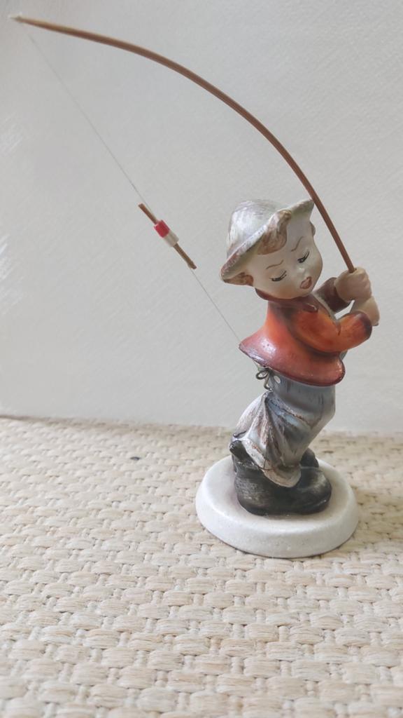 Vintage beeldje visser jongen met hengel, Ophalen, Gebruikt