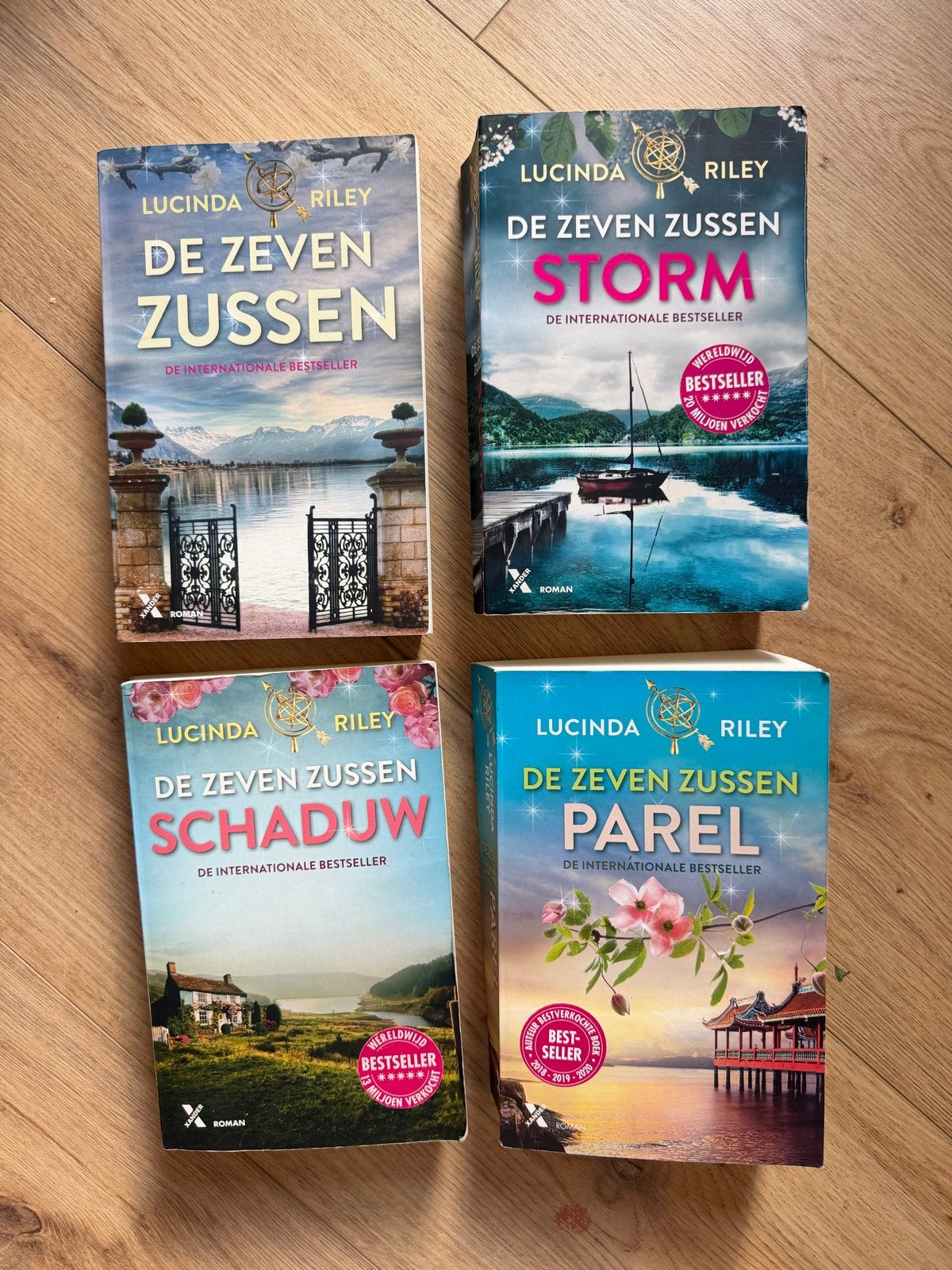 De Zeven Zussen - Deel 1 t/m 4 (Lucinda Riley), Boeken, Ophalen of Verzenden, Gelezen