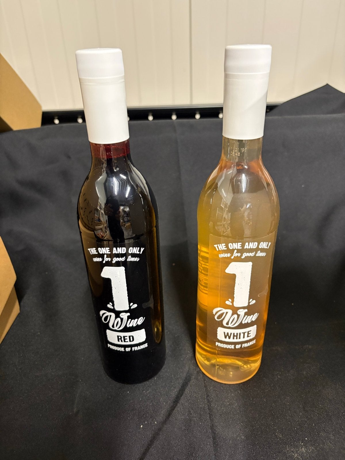 1 Wine: Rode en Witte Wijn uit Frankrijk - Set van 2, Verzamelen, Ophalen of Verzenden, Nieuw, Frankrijk, Rode wijn