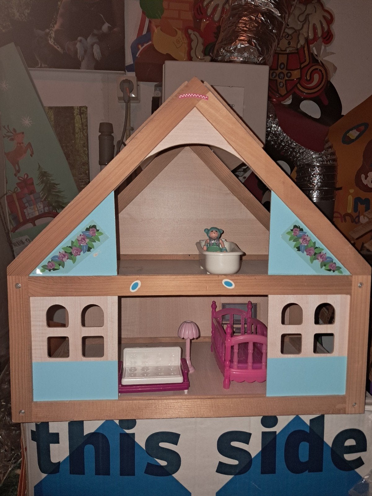 Houten poppenhuis met meubels en pop, Ophalen of Verzenden, Gebruikt, Poppenhuis