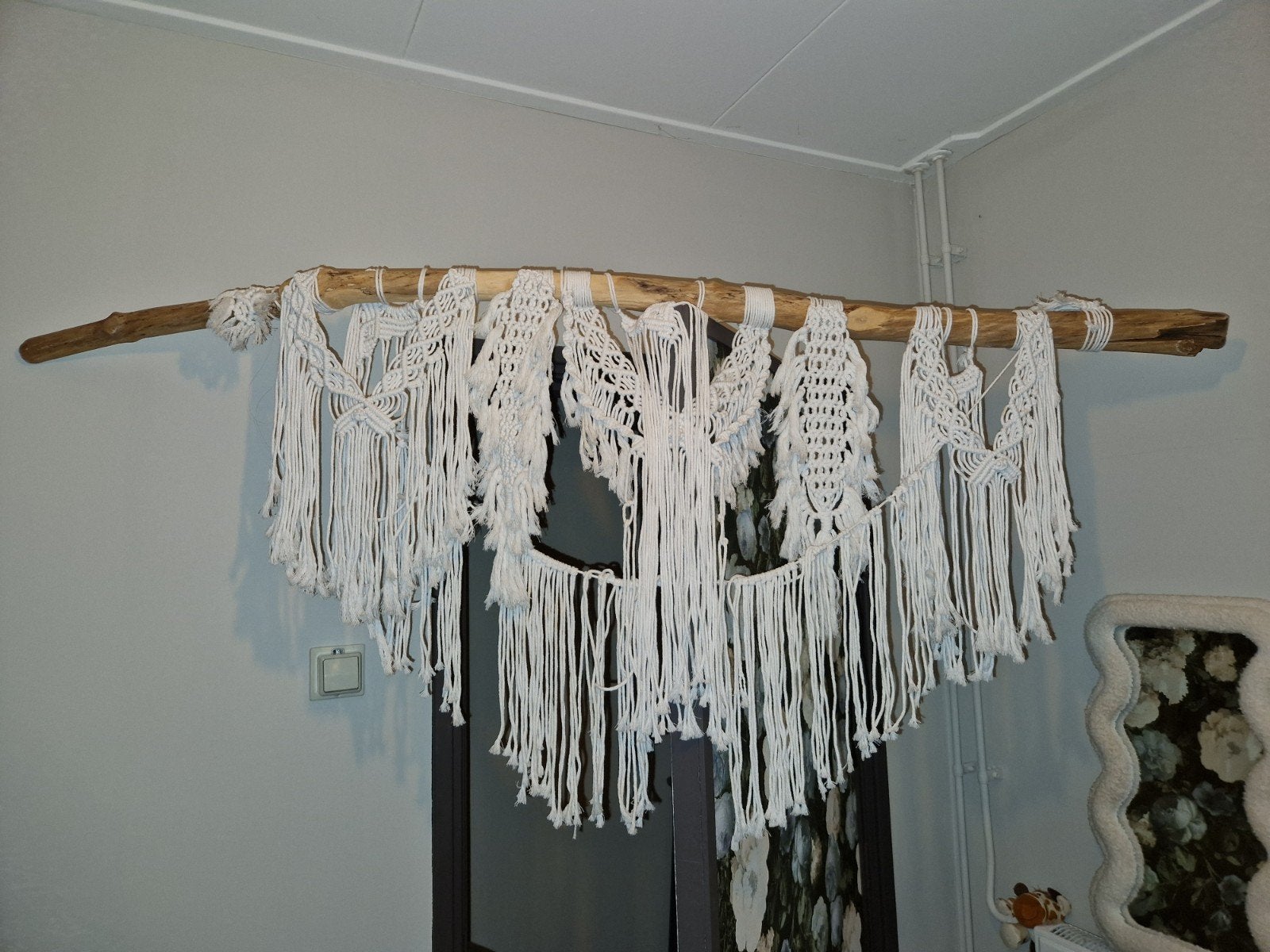 Handgemaakt macramé wandkleed aan houten stok, Boho, Ophalen of Verzenden, Zo goed als nieuw, Handgemaakt