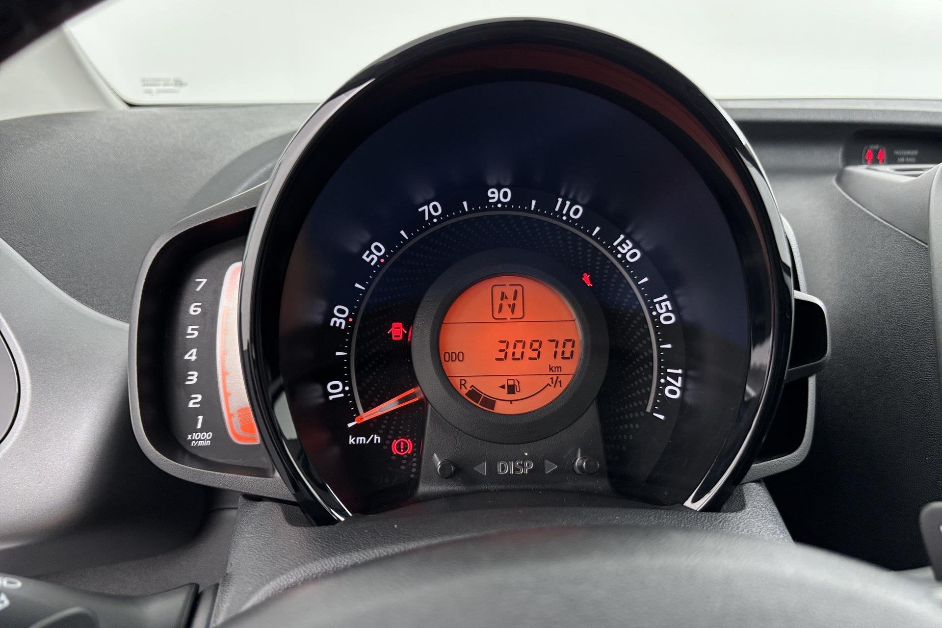 Toyota Aygo 1.0 VVT-i x-joy Compacte stadsauto die overal pa, Stof, Gebruikt, Euro 6, 4 stoelen