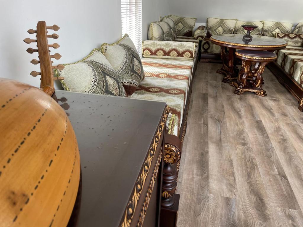 **Te Koop: Luxe Marokkaanse Bank met Bijzettafels**, Huis en Inrichting, Gebruikt, 50 tot 100 cm, Rond, Minder dan 50 cm