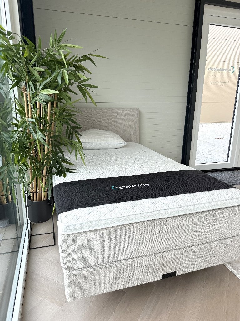 Elektrische senioren boxspring showroommodel 120x200 beige, Eenpersoons, Beige, Nieuw, Ophalen of Verzenden