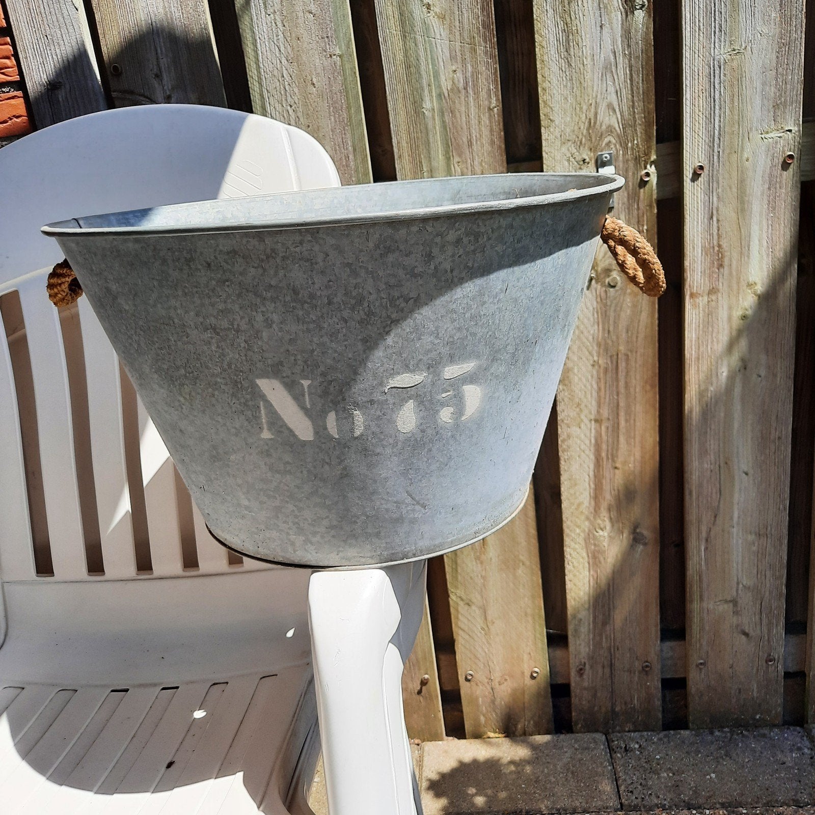 Grote Zinken Emmer/Plantenbak 'No. 75' met Touw Handvatten, Huis en Inrichting, Woonaccessoires | Overige, Vintage, Gebruikt, Ophalen of Verzenden