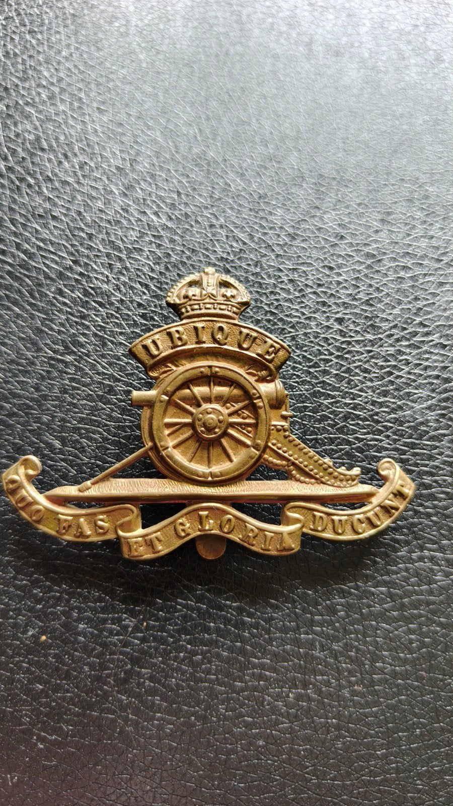 Originele WW1 capbadge Royal Artillery, Ophalen of Verzenden, Landmacht, Engeland, Embleem of Badge