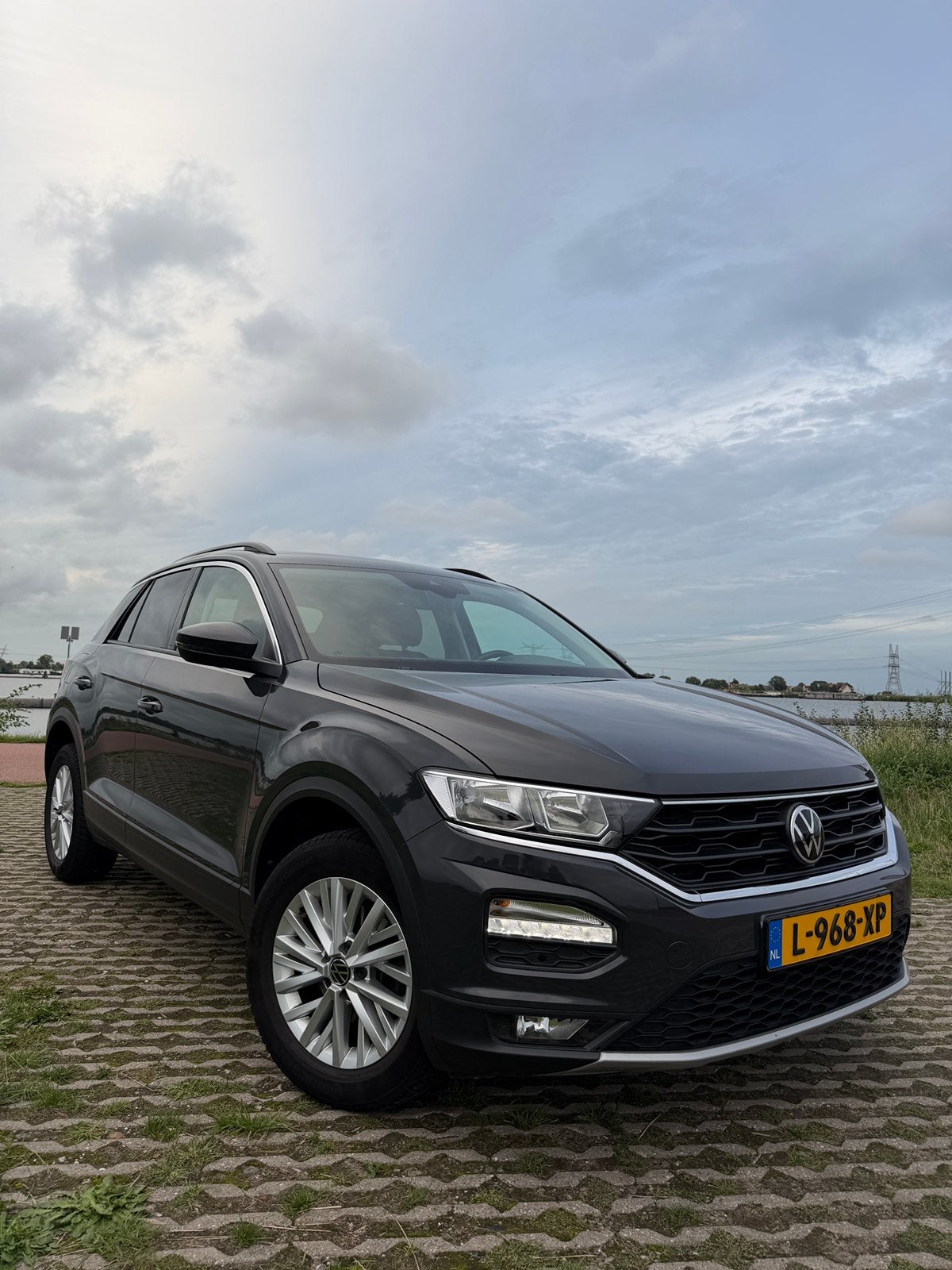 Volkswagen T-Roc 1.0 TSI 110pk 2021 Grijs 2e eig, Auto's, Voorwielaandrijving, Stof, Euro 6, 1193 kg