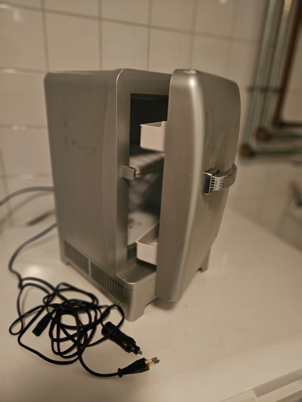 Traxon RF-1010-AC/DC Mini Koelkast - Draagbaar, Witgoed en Apparatuur, Koelkasten en IJskasten, Ophalen, Minder dan 75 liter, Zonder vriesvak