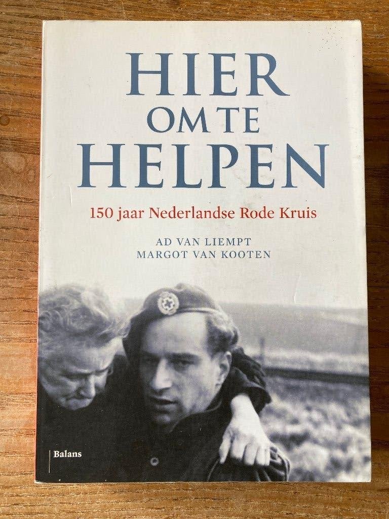 Ad van Liempt & van Kooten - Hier om te helpen - Rode Kruis, Ophalen of Verzenden, Tweede Wereldoorlog, Zo goed als nieuw, Overige onderwerpen
