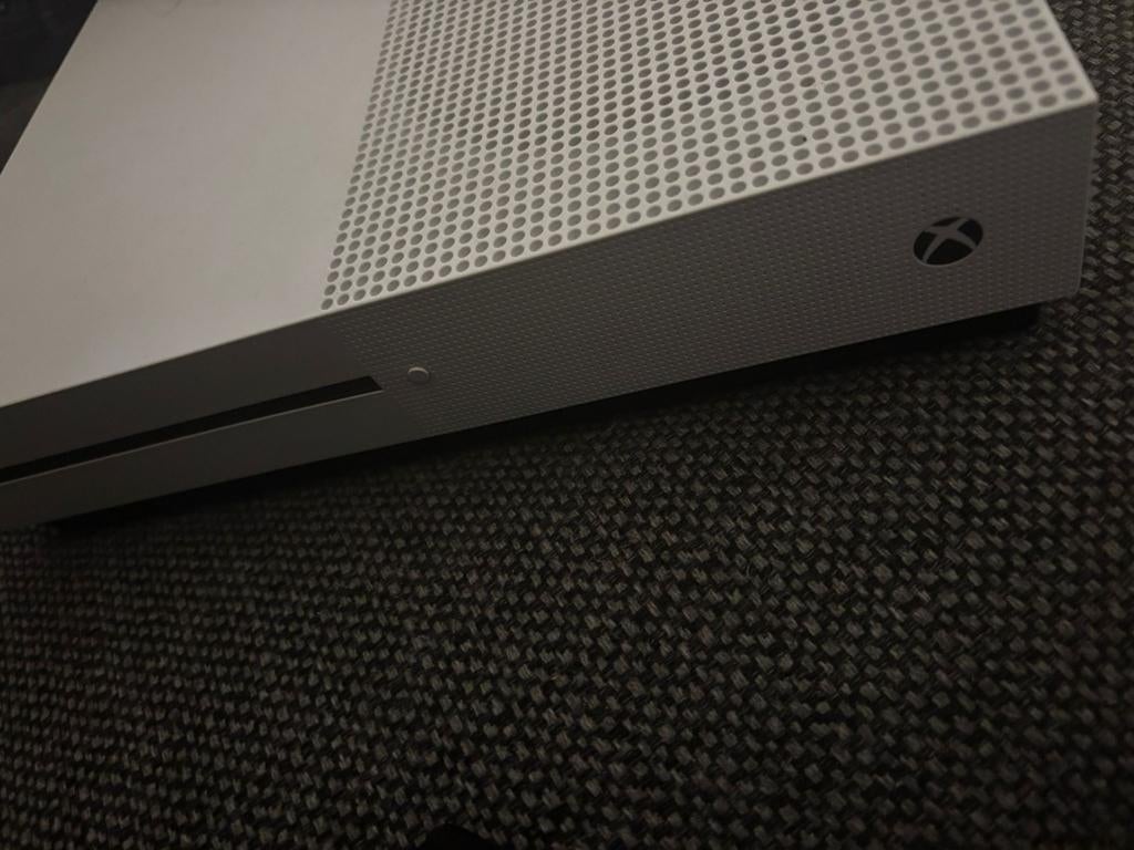 2 Xbox one s 1tB met 5 controlers alles kan apart, Ophalen of Verzenden, Zo goed als nieuw, 1 TB, Met 2 controllers