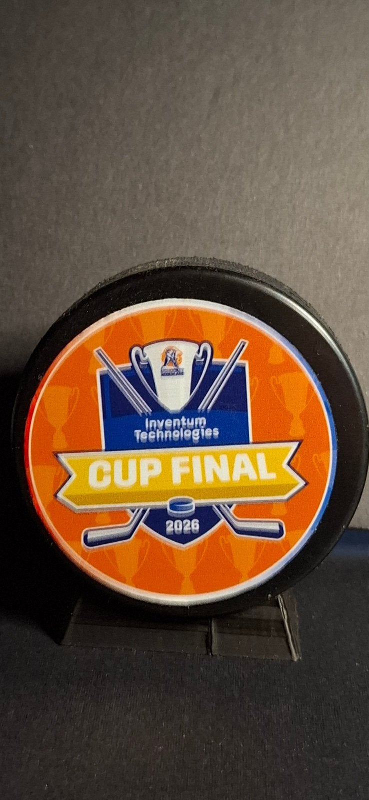IJshockey puck Nijmegen Devils Cup Final 2026 met standaard, Sport en Fitness, IJshockey, Ophalen of Verzenden, Zo goed als nieuw