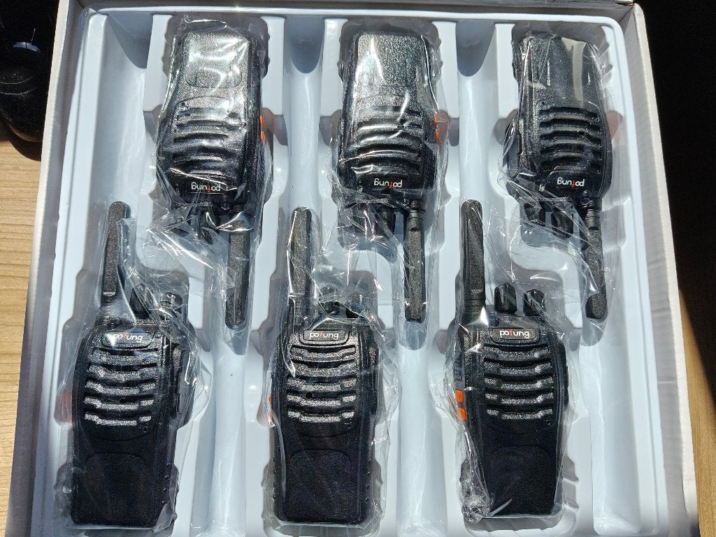 Nieuwe set 6 walkietalkies met lader en oortjes, Nieuw, Ophalen of Verzenden, Portofoon of Walkie-talkie, Met broekklem