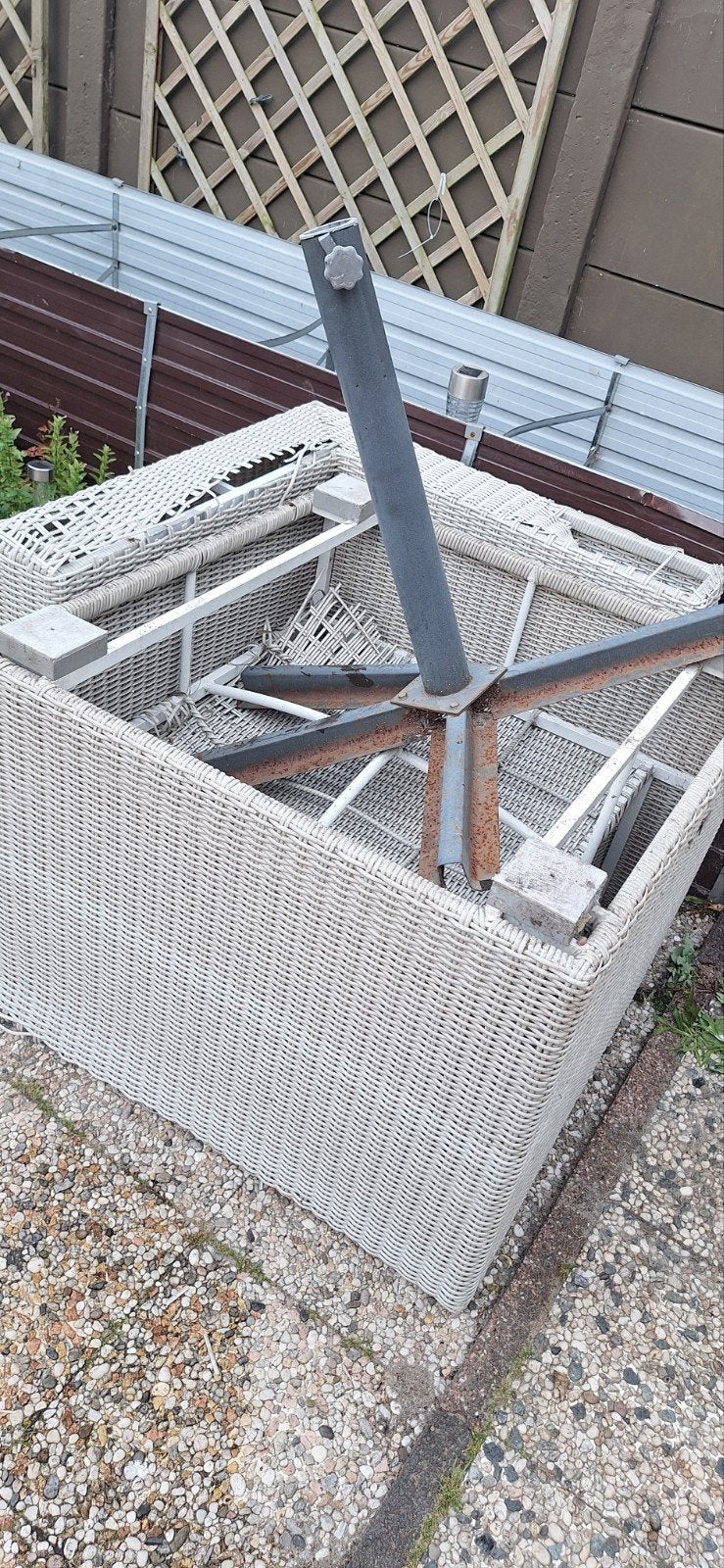 Oud metaal / oudijzer frame loungebank wegens tuinopruiming, Ophalen, Overige materialen, 2 zitplaatsen