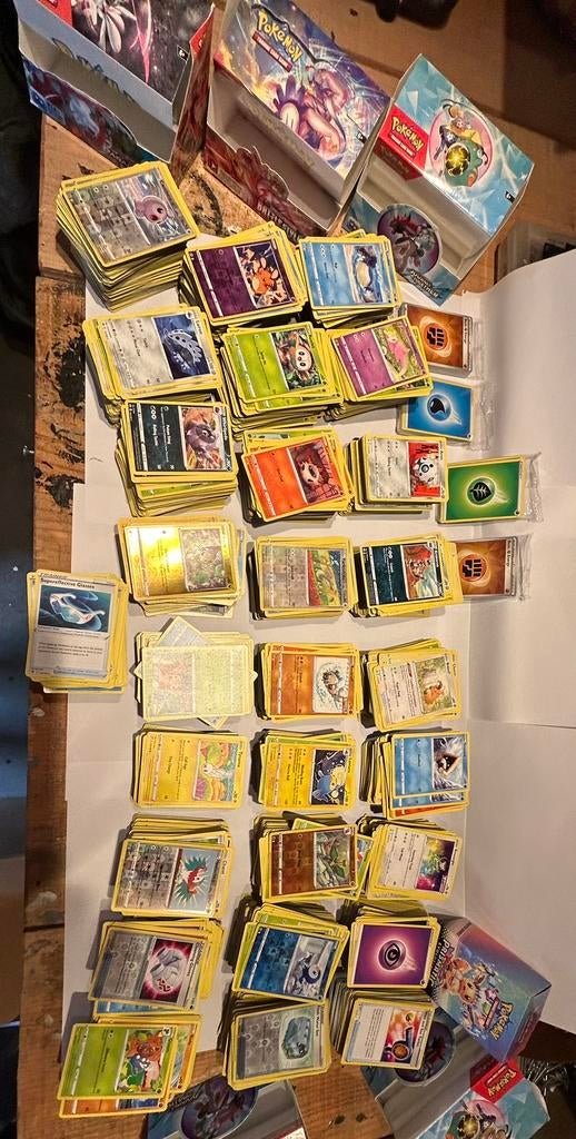 Mega 5600 Pokémon bulk ( sword & shield ), Verzamelen, Overige Verzamelen, Ophalen of Verzenden, Zo goed als nieuw