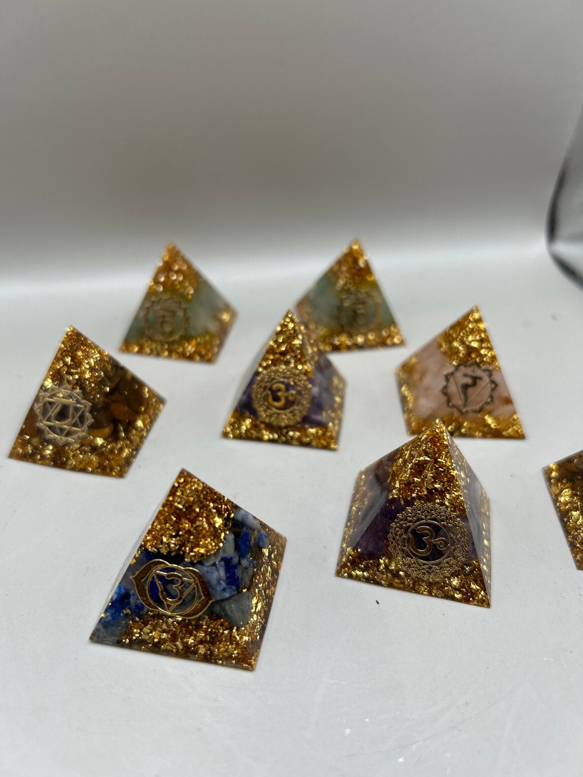Edelsteen Piramides met Chakra Symbolen, Ophalen of Verzenden, Zo goed als nieuw, X, D