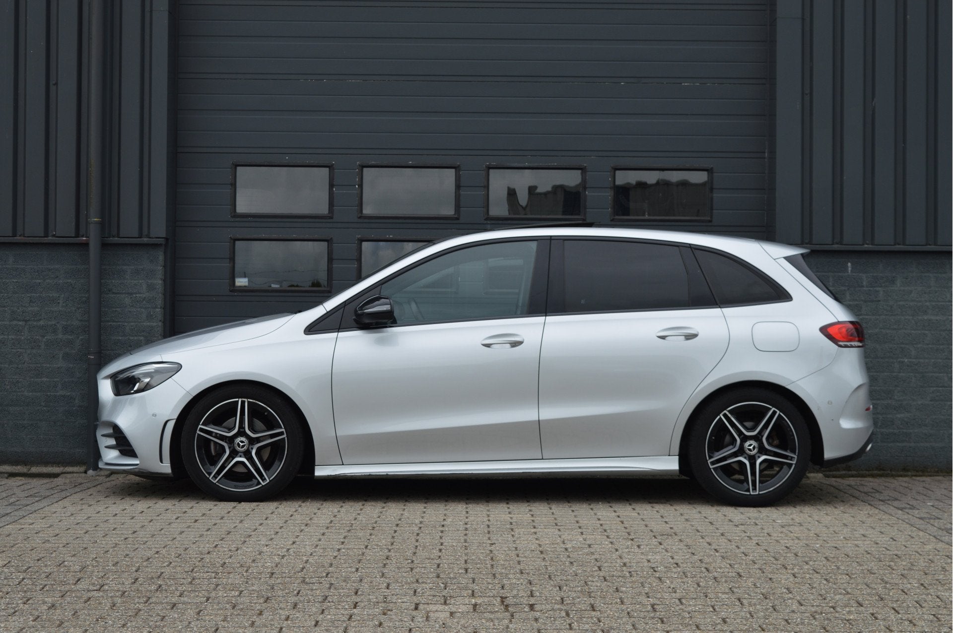 Mercedes-Benz B-Klasse 180 Business Solution AMG | PANO | CA, Auto's, Dealer onderhouden, 136 pk, Gebruikt, 4 cilinders