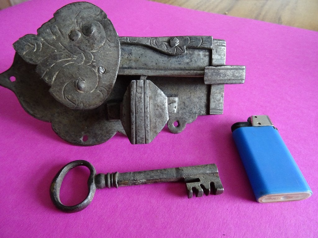ANTIEK GRENDEL KAPEL SLOT SLOTEN SLEUTEL SLEUTELS KAST, Antiek en Kunst, Curiosa en Brocante, Ophalen of Verzenden