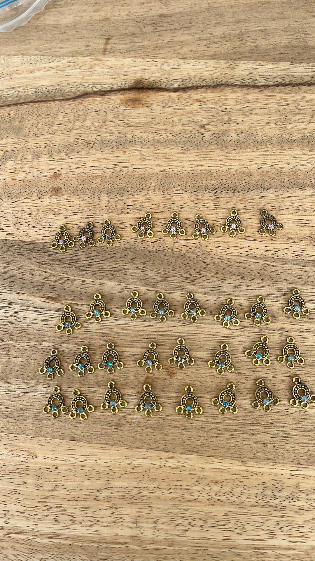 Goudkleurig hangertje met drie rondjes, Ophalen of Verzenden, Nieuw, Bedel