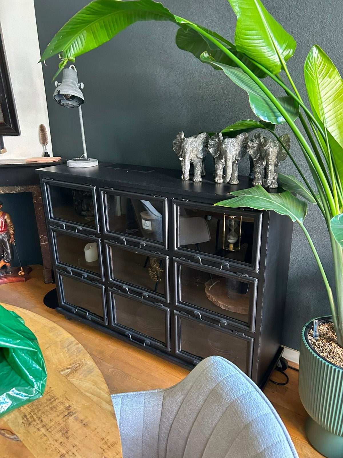 Prachtig zwart industrieel dressoir met glazen deurtjes, Huis en Inrichting, Kasten | Dressoirs, Ophalen, 100 tot 150 cm, Glas